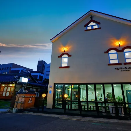 Jeonju Deokindang and Soo House Pension Отели рядом с достопримечательностью «Jeondong Catholic Church»