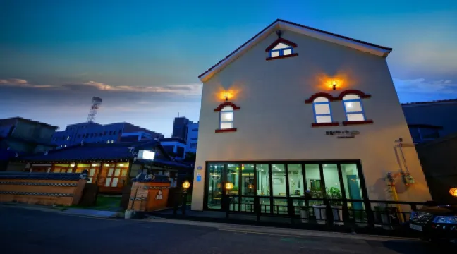 Jeonju Deokindang and Soo House Pension Отели рядом с достопримечательностью «Пхуннаммун в Чонджу»