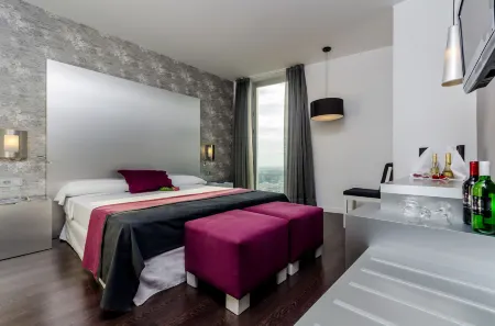 Yit Vía Sevilla Mairena Отели рядом с достопримечательностью «SALA FANTASIA»