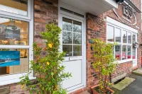 Modern Living 2 Bedroom Apartment South Wilmslow Hotels near The Unitarian Meeting House