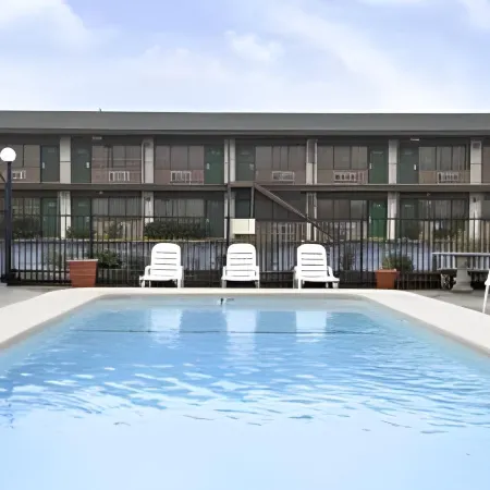 Super 8 by Wyndham Giddings