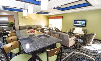 Holiday Inn Express & Suites Elkton - University Area