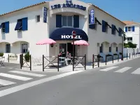 Hôtel les Arcades Hôtels à proximité de : Domaine de Méjanes