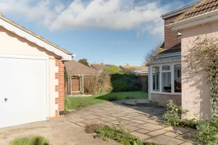 Super 5 Bedroom Family Friendly Retreat Rustington