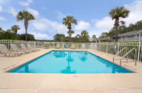 Super 8 by Wyndham Hampshire IL