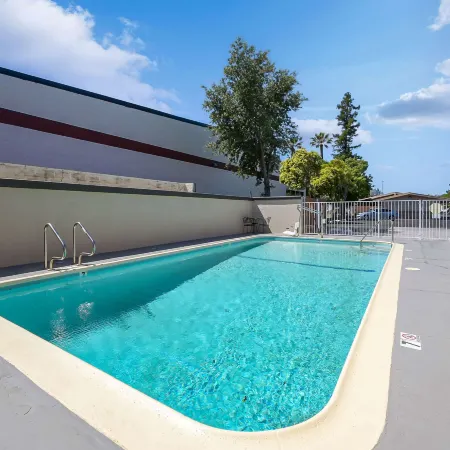 Econo Lodge Woodland Near I-5