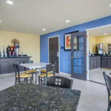 Days Inn & Suites by Wyndham Waterloo