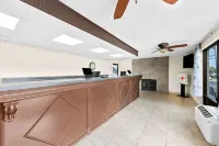 Clarion Inn & Suites Near the Leconte Center Pigeon Forge - 2-Star