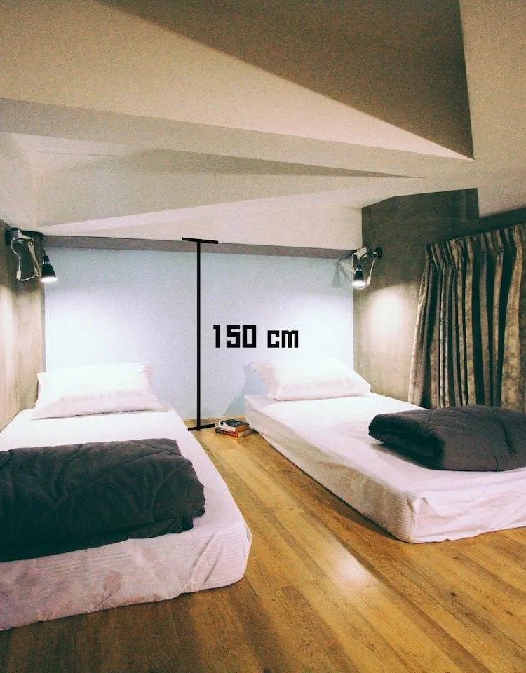 ห้องใต้หลังคาเพดานต่ำ ห้องส่วนตัว - ห้องน้ำรวม