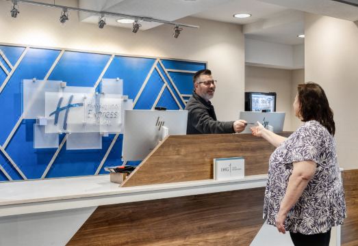 4. 홀리데이 인 익..