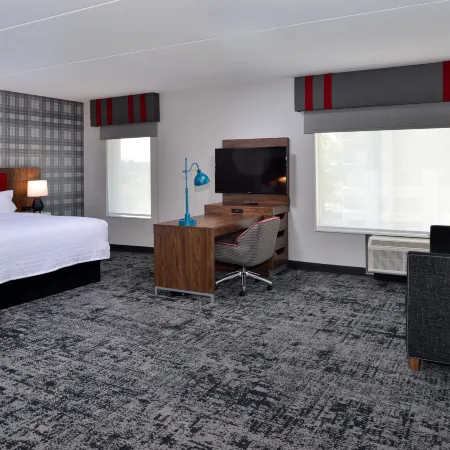 Hampton Inn & Suites Greensboro Downtown Отели рядом с достопримечательностью «Торговый центр Four Seasons»