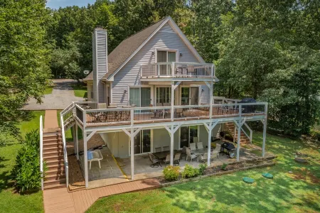 Beautiful Lake Front in Quiet Cove, Convenient to Boat Ramp, Dining & Shopping