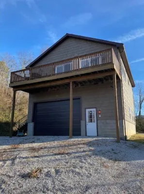 Bright 2-bedroom lake view home