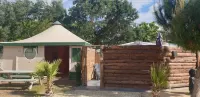 Close to the Zoo; Unusual Wooden Hut with 2 Bedrooms Overlooking the Sky.