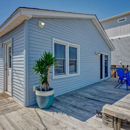 Steps to the Beach. Canal Front with New Dock. Clean, Cozy Getaway.