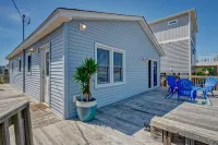 Steps to the Beach. Canal Front with New Dock. Clean, Cozy Getaway.