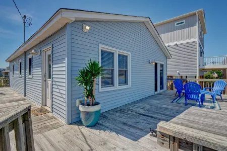 Steps to the Beach. Canal Front with New Dock. Clean, Cozy Getaway.