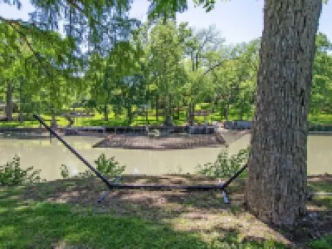 Romantic Cabin for Two! 12 miles to Schlitterbahn/New Braunfels, Gruene Texas. Hotéis em McQueeney