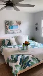 2 bed 2 bath 3 blocks from water! Sleeps 6 - Dog Run!
