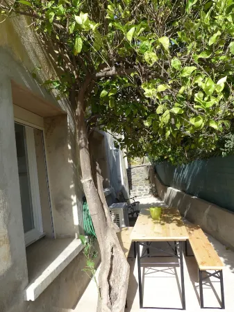 Large air-conditioned T2, private parking near the center and beach