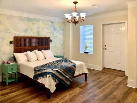 Artsy pet-friendly queen room/historic railroad inn Отели рядом с достопримечательностью «Walls of Jericho»