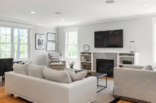 Beautifully Appointed 3-Bedroom Apartment w/Roofdeck, Central Andover location