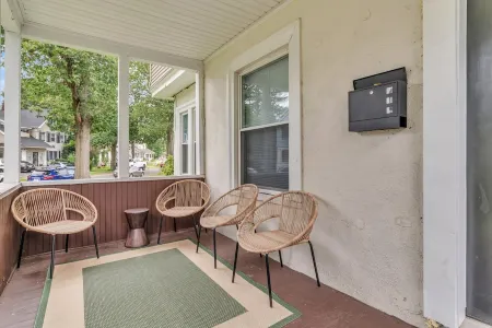 Stylish 4BR 2 Bathroom Home in Forest Park Отели в г. Спрингфилд