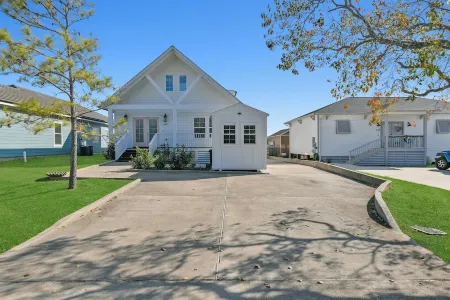 Artistic & Charming 2-bedroom house on quiet lake near NASA and Galveston