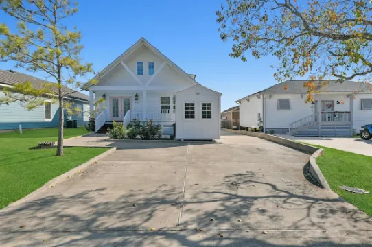 Artistic & Charming 2-bedroom house on quiet lake near NASA and Galveston