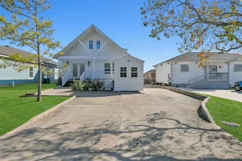 Artistic & Charming 2-bedroom house on quiet lake near NASA and Galveston