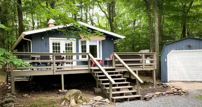 Cozy Cottage in Locust Lake w/ Seasonal Lake Views Kalahari Waterpark Resort Convention Center附近的飯店