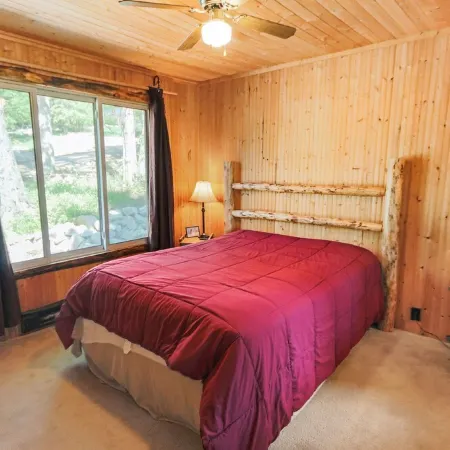 Cabin close to the slopes! Wifi, fireplace, and hot tub