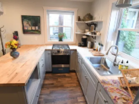 Newly renovated studio Apartment in Downtown Lexington. 5 min walk to W&L or VMI Hotels in Lexington