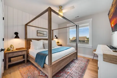 302 with a View! Luxury 2 bed 2 bath condo with amazing views of Sister Bay