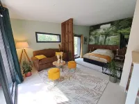 "La Pinède" - Aix-en-Provence lodge with jacuzzi Отели рядом с достопримечательностью «Place des Logis»