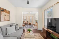 Charming 1-bedroom house with WiFi, AC in peaceful Cleveland 3215