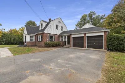Stylish & Luxurious 3 BDR Home with Play Station