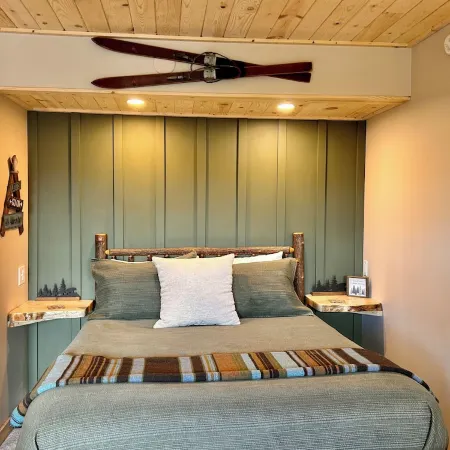 Newly Remodeled Fireplace Studio Ski-in/Ski-Out Condo-Balcony, Pool & Hot Tub