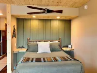 Newly Remodeled Fireplace Studio Ski-in/Ski-Out Condo-Balcony, Pool & Hot Tub