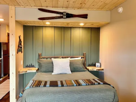 Newly Remodeled Fireplace Studio Ski-in/Ski-Out Condo-Balcony, Pool & Hot Tub