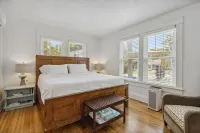 Historic Beach Cottage / Steps to Beach & Dining Hôtels à proximité de : Seaside Golf Course