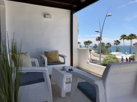 Beautiful apartment facing the sea with Wifi and AC