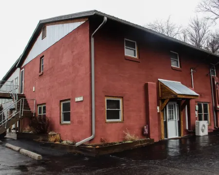 Cozy Apt. Downtown Floyd; Golden Maple Homestays Hotels in Floyd