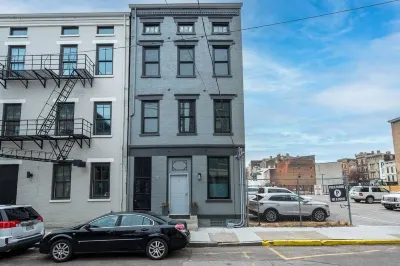 Prime OTR+fast WiFi+LUX FULL Bed+Workspace+SmartTV Hotels near University of Cincinnati