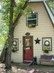 CabinOnTheCreek-Lake Limestone!  rustic charm, Kayaks! Canoe! fire-pit! pets!