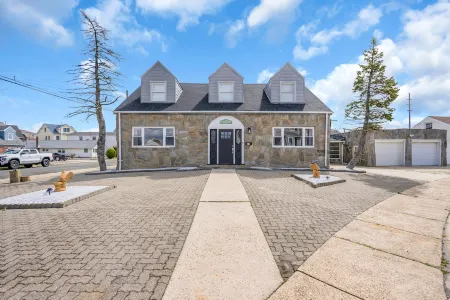 Seaside Heights Home- All Season Swim Spa with Bay Views & Game Room! Отели рядом с достопримечательностью «JCPenney»