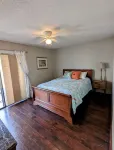 Cozy 3-bedroom lakefront cottage in beautiful Clemson, SC Hotels near Bob Campbell Geology Museum