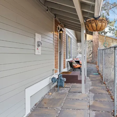 Hillside Haven: Tranquil NW Studio Near the River