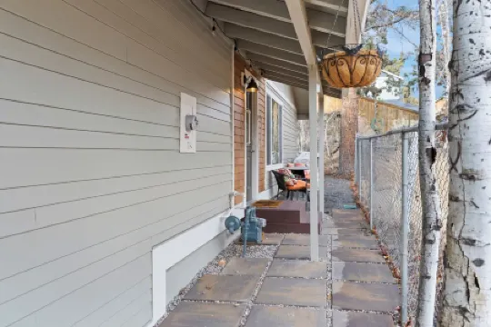 Hillside Haven: Tranquil NW Studio Near the River