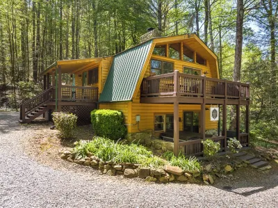 Cabin in the mountains with hot tub!